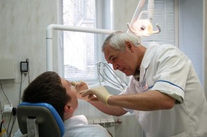 Diş bazal implantlarının takılma işleminin tanımı